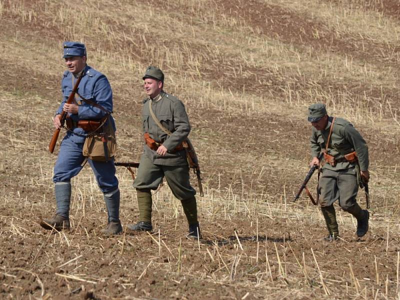 Diváci, kteří přijeli v sobotu do Mladějova,  nepřišli o pořádnou podívanou. Rakušané použili v boji proti Rusům i plamenomet. V lazaretu sténali zranění. Tomu všemu přihlíželi i dámy v dobových róbách. 