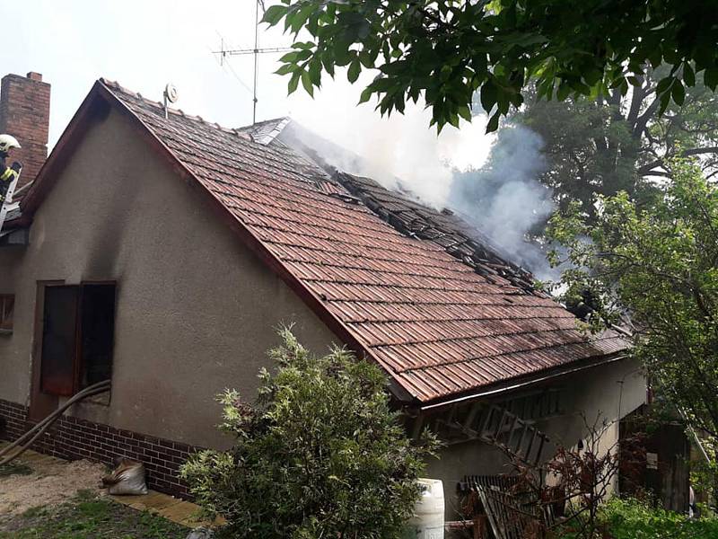 Střecha domu začala hořet asi od letošního sena.