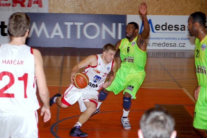 SVITAVŠTÍ BASKETBALISTÉ se dokázali na rozdíl od utkání na Slovensku vyrovnat soupeři v podkošovém prostoru.