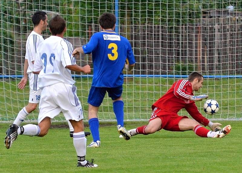 První semifinále krajského kola fotbalového Poháru České pošty zavedlo na stadion u Loučné lídra KP z Holic.