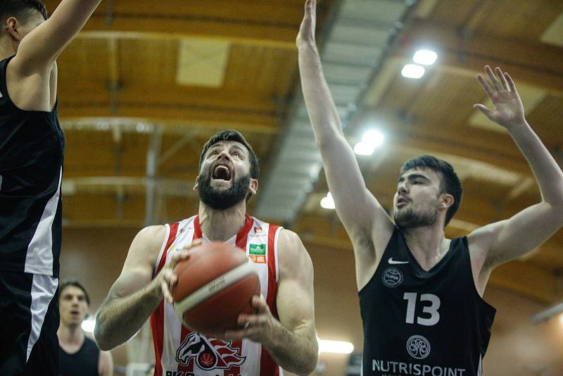 Basketbalové utkání čtvrtfinále Alpe Adria Cupu mezi BK JIP Pardubice (v bíločerném) a Nutrispoint Ilirija (v černém) v pardubické hale na Dašické.