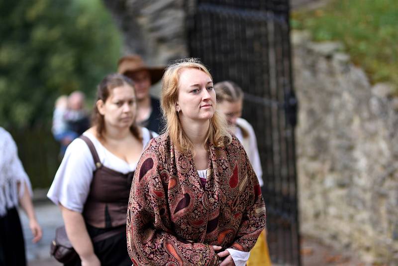 Princezna Arabela neboli herečka Jana Nagyová v sobotu zahájila na hradě Svojanov Třicetiletou válku.