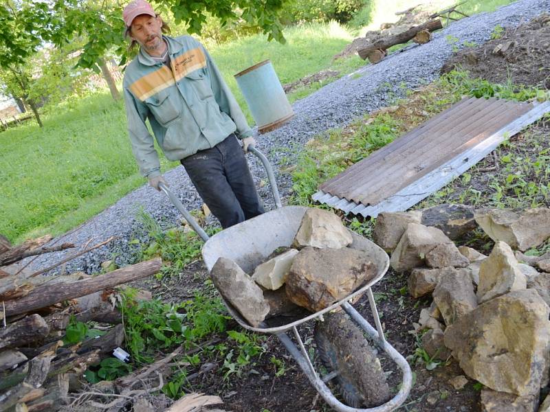 Základy pod obnovenou zvonici v Horákově Lhotě jsou téměř hotové. Parta nadšenců si přeje, aby byla na svém místě pod lípou ještě v letošním roce.