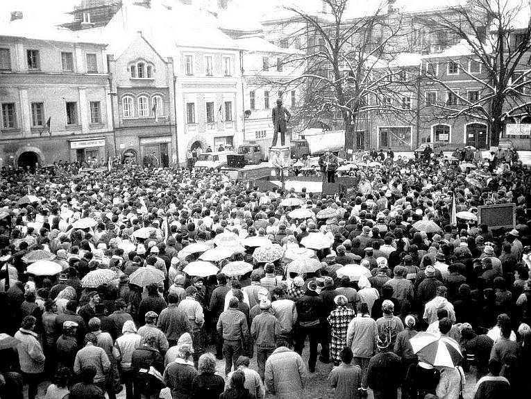 NA NÁMĚSTÍ V LITOMYŠLI se 17. listopadu 1989 nakonec shromáždilo asi 2500–3000 lidí.