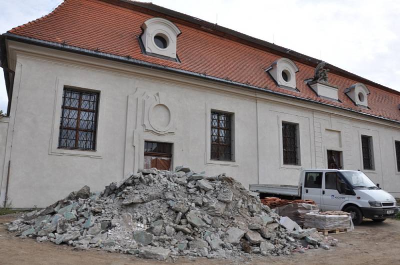 Lidé se mohli v sobotu podívat do některých objektů na zámeckém návrší, kde jinak pracují dělníci a vstup je sem zakázaný.