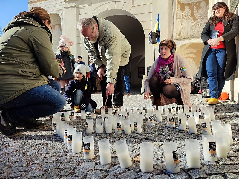 Desítky lidí v Litomyšli se sešly v neděli odpoledne na zámeckém návrší při Modlitbě za Ukrajinu.