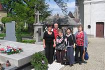 Neteř Bohuslava Martinů Colette Lemaire (v květované halence) zamířila v Poličce k hrobce svého strýce a tety.