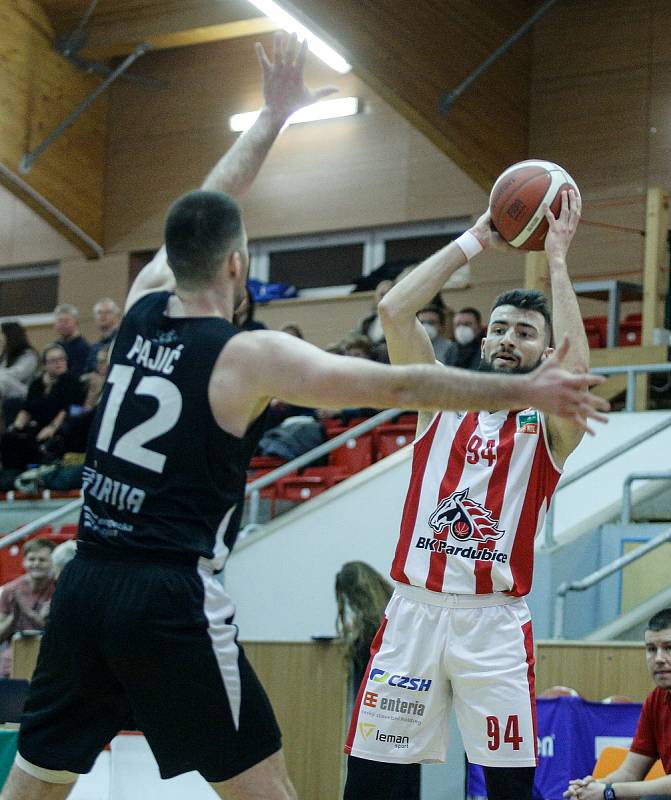 Basketbalové utkání čtvrtfinále Alpe Adria Cupu mezi BK JIP Pardubice (v bíločerném) a Nutrispoint Ilirija (v černém) v pardubické hale na Dašické.