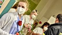 DOBROVOLNÍ HASIČI v neděli přivezli sestřičkám do nemocnice ve Svitavách desítky rudých růží a drobných dárků. Za velké překvapení sklidili potlesk. Foto: Deník/ Iveta Nádvorníková