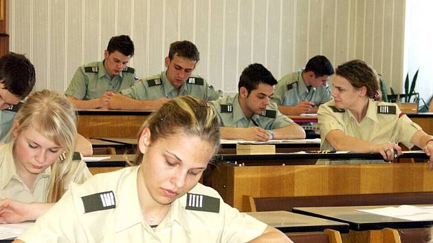 Maturitní zkoušky na vojenské střední škole.