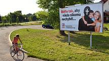 Billboard v Janově je v místě, kde si ho příliš řidičů nevšimne. Neleží totiž přímo u silnice I/35, ale v obci.