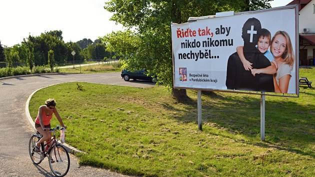 Billboard v Janově je v místě, kde si ho příliš řidičů nevšimne. Neleží totiž přímo u silnice I/35, ale v obci.