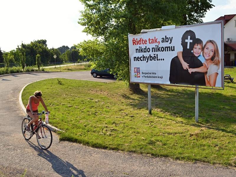 Billboard v Janově je v místě, kde si ho příliš řidičů nevšimne. Neleží totiž přímo u silnice I/35, ale v obci.