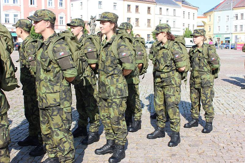 Studenti vojenské školy v Moravské Třebové mají za sebou první dny v kanadách a maskáčích. Ještě nikdo z prváků studium nevzdal.