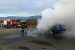 Hořící automobil u bioplynové stanice v Kunčině hasili ve čtvrtek ráno po sedmé hodině hasiči z Moravské Třebové.