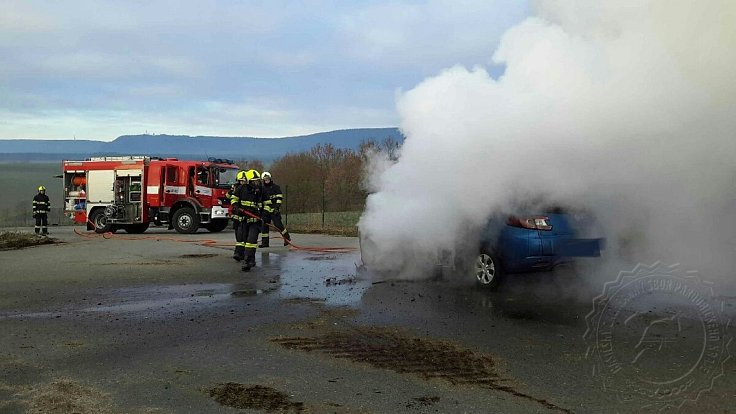 Hořící automobil u bioplynové stanice v Kunčině hasili ve čtvrtek ráno po sedmé hodině hasiči z Moravské Třebové.
