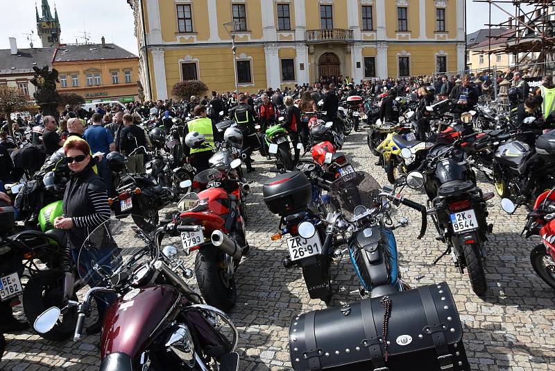 Farář Marian Sokol požehnal v Poličce sedmi stovkám motorkářů.