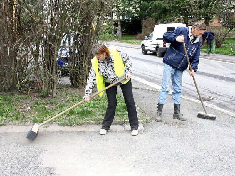 Zaparkovaná auta ztěžují blokové čištění. Tam, kde se pracovníci technických služeb nedostanou se strojem, provádějí úklid ručně.