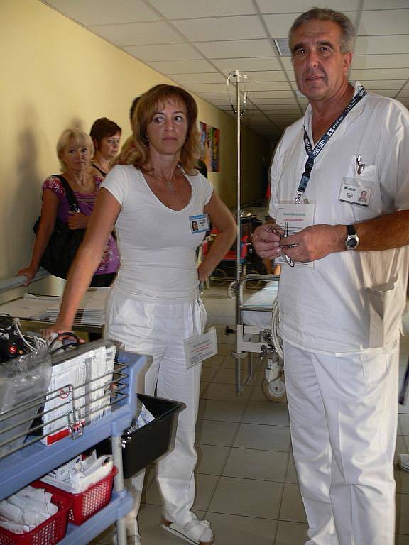 Lékaři a sestry z litomyšlské nemocnice si procvičili svou připravenost na nehodu s větším počtem raněných.
