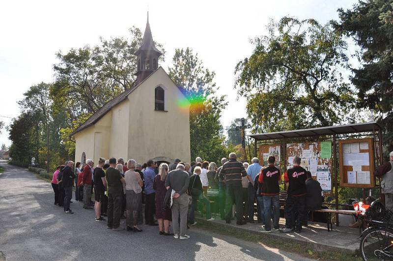 V kapličce v Říkovicích visí nový zvon.