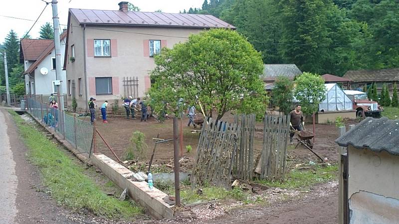 PARTA HASIČŮ z Cerekvice pomáhala vytopeným lidem v Rudníku. Lidé z obce navíc poslali  do zasažené obce materiální pomoc