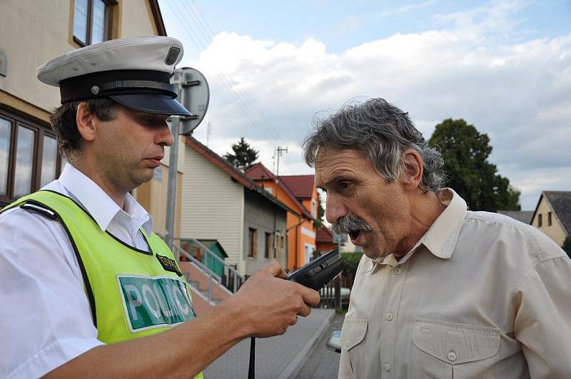 Řidiči v Hradci nad Svitavou byli v pátek večer příjemně překvapeni. Dostali nealkoholické pivo od policie.