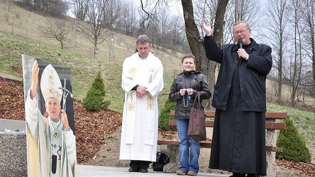 Žehnání základní kamene  pro sochu Jana Pavla II.  v Koclířově.