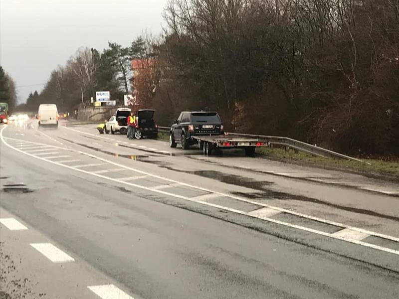 HLUBOKÉ výmoly, zničené pneu a rozbitá auta čekající na krajnici na odtah. Takový obrázek nabízí „pětatřicítka“ mezi Vysokým Mýtem a Moravskou Třebovou od konce ledna. Do věci se už kvůli laxnosti ŘSD vložila Policie ČR.