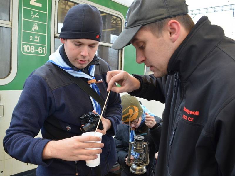 Světlonoši přivezli plamínek z Betléma