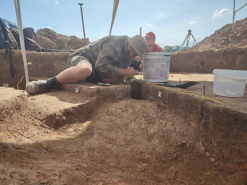 Archeologové zkoumají na poli u Litomyšle unikátní rondel. Našli tu i úlomky keramiky nebo sekeromlat