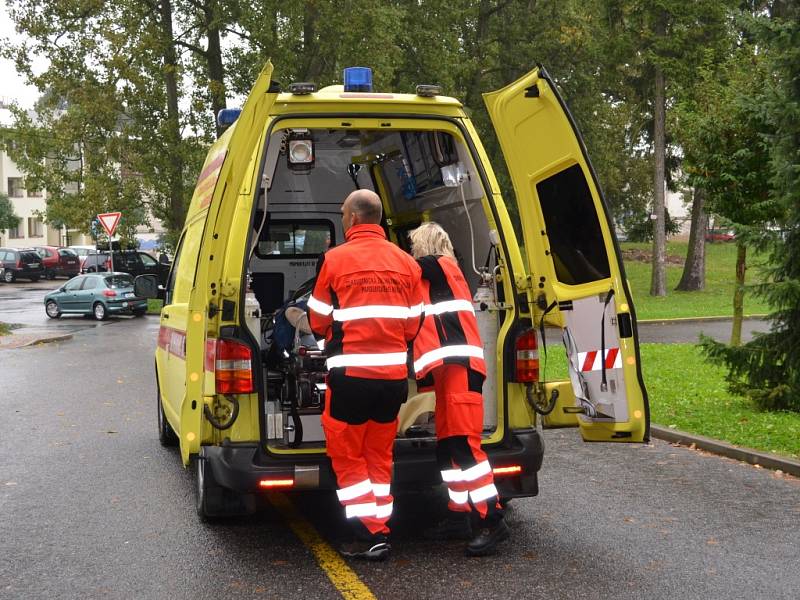 V nemocnici ve Svitavách prověřovali traumatologický plán. Zdravotnický tým se postaral o zraněné z hromadné dopravní nehody. Cvičně. 