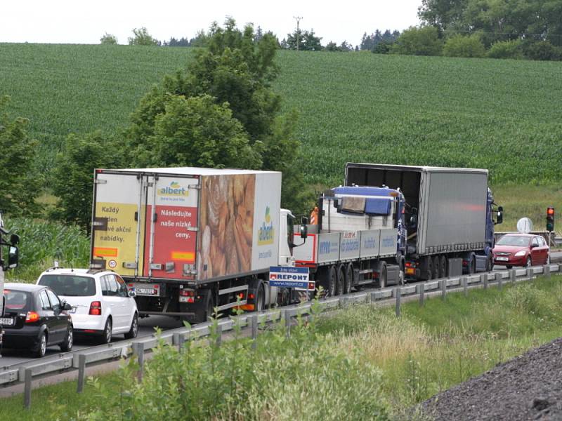 Silničáři začali včera ráno  opravovat most na hlavním tahu z Litomyšle na Moravskou Třebovou. Silnice I/35 u Koclířova je průjezdná pouze v jednom pruhu. Provoz řídí světelná signalizace. Řidiči musí počítat se zdržením. Celková rekonstrukce mostu potrvá