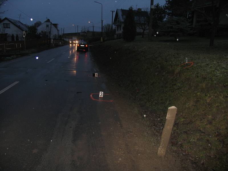 Na silnici I/43 v Lačnově upadl v pondělí krátce po sedmé hodině ráno mladík na auto. 