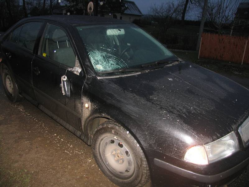 Na silnici I/43 v Lačnově upadl v pondělí krátce po sedmé hodině ráno mladík na auto. 