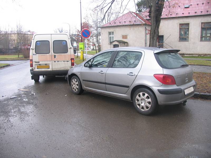 Před nemocnicí ve Svitavách se  srazil osobák se sanitou. 