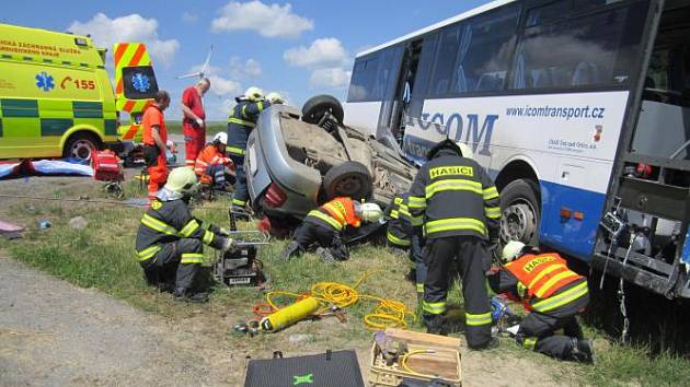 Policie už obvinila řidiče autobusu - Deník.cz