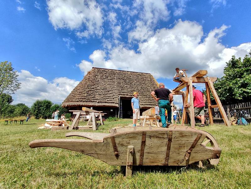 Řemeslníci si dali dostaveníčko u polygonální stodoly u Mikšíkova statku v Trstěnici.