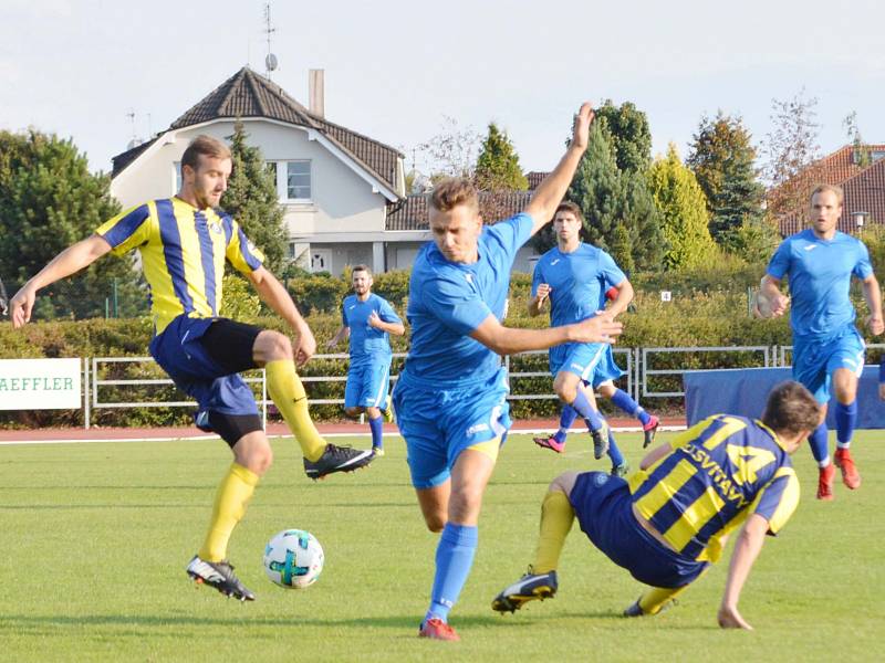 Z okresního derby na Svitavském stadionu.