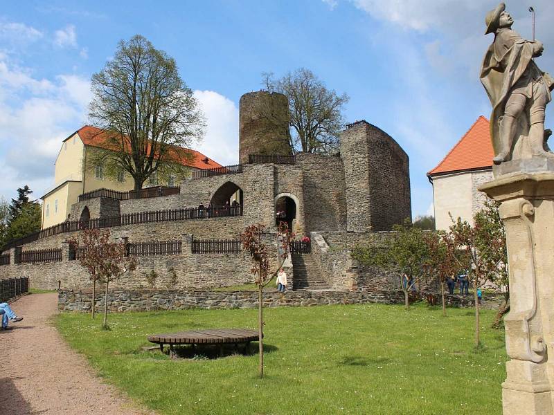 Jedlík z Bystrého soutěžil na hradě v pojídání bramborových placek. Jako vždy zvítězil. 