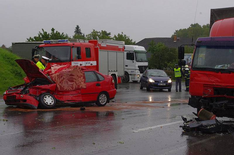 Dva mrtvé si vyžádala nehoda na silnici I/35 v Litomyšli ve směru na Vysoké Mýto.