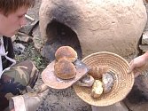 Děti vyráběly mouku, ze které potom upekly chleba v unikátní hliněné peci.