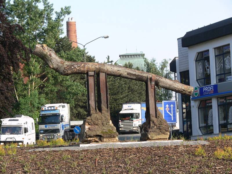 Nové sochy v Litomyšli.  "Brána"