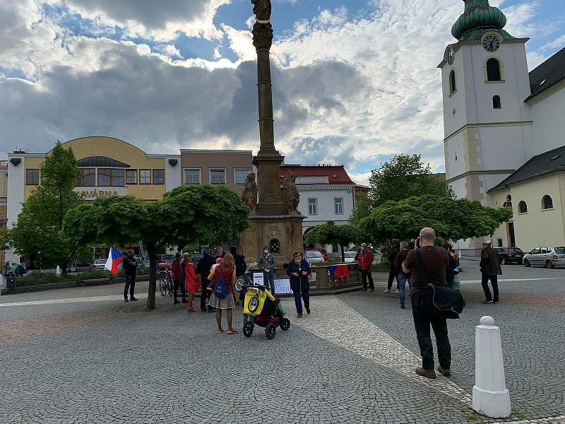 Ve čtvrtek navečer lidé demonstrovali ve Svitavách na náměstí.