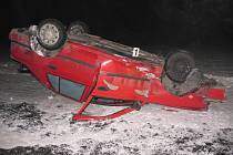 Na zledovatělé silnici třetí třídy u Moravské Třebové (Svitavsko) havaroval v pátek po desáté hodině večer osobní automobil.