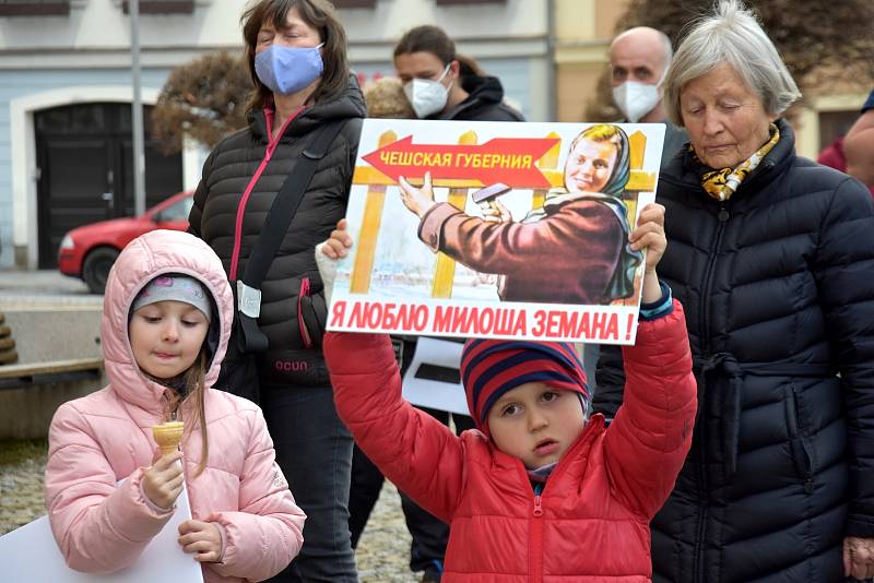 Více než stovka lidí ve čtvrtek navečer demonstrovala na náměstí v Poličce.