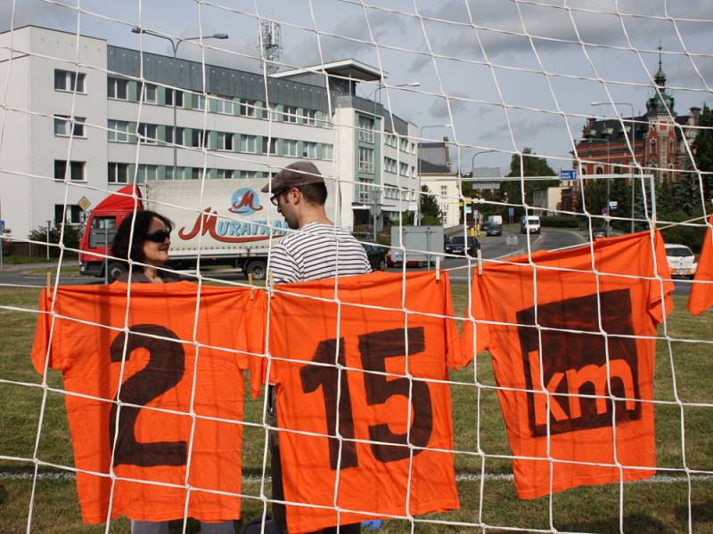 Brána, lajny, dresy...  Travnatý plac uprostřed velkého kruhového objezdu ve Svitavách se ve středu ráno proměnil v část fotbalového hřiště. 