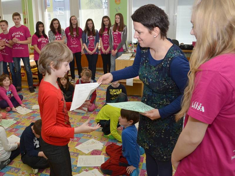  Předávání vysvědčení na Základní škole U Školek se lišilo v mnoha ohledech. Žáci prvních ročníků nejprve absolvovali cestu za vysvědčením, při které si zábavnou formou zopakovali co všechno umí. 