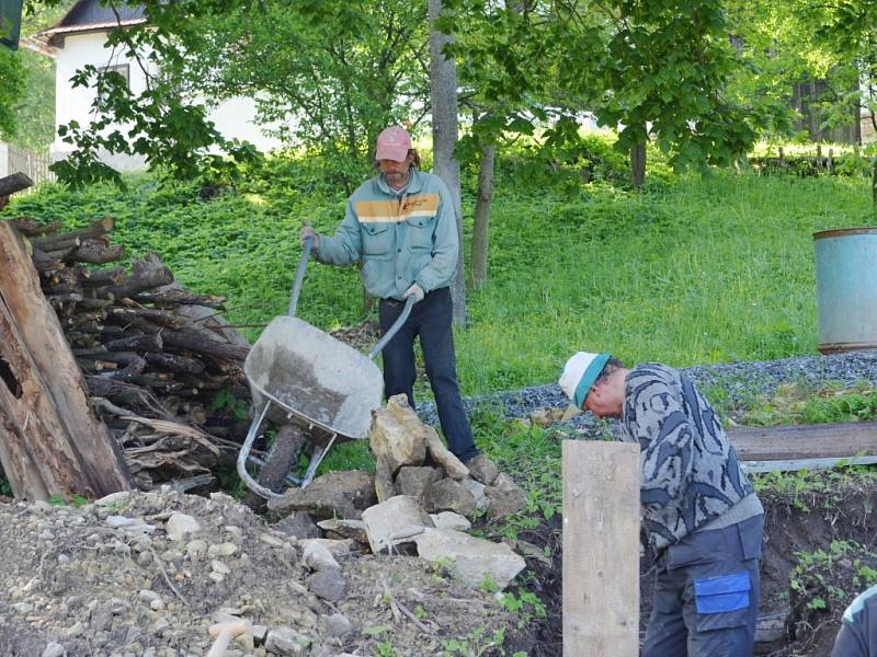 Základy pod obnovenou zvonici v Horákově Lhotě jsou téměř hotové. Parta nadšenců si přeje, aby byla na svém místě pod lípou ještě v letošním roce.