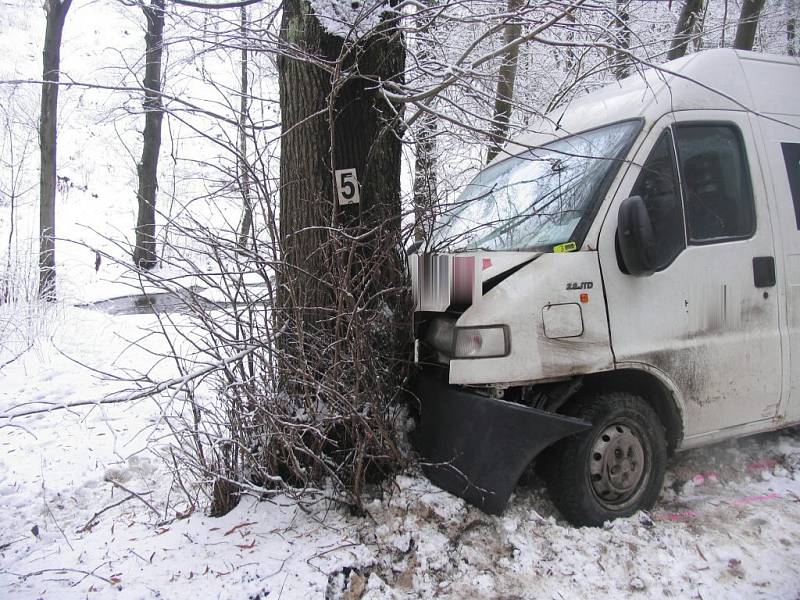 Ve čtvrtek 22. ledna po třetí hodině odpoledne narazila u obce Bystré (Svitavsko) do stromu dodávka. Osmadvacetiletý řidič nepřizpůsobil rychlost jízdy zasněžené vozovce. Lehce zraněného řidiče převezli do nemocnice.