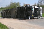 Kamion, který se u obchodu Jednota v Opatově převrátil na bok.